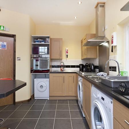 Foresters Inn Apartment - City Centre By Victoria Centre Shopping Centre - Your Own 5 Double Bedrooms Private Apartment With 3 Bathrooms And Full Kitchen To Cook As You Would At Home - Outdoor Parking For Cars Or Vans At Five Pounds A Day Nottingham Værelse billede