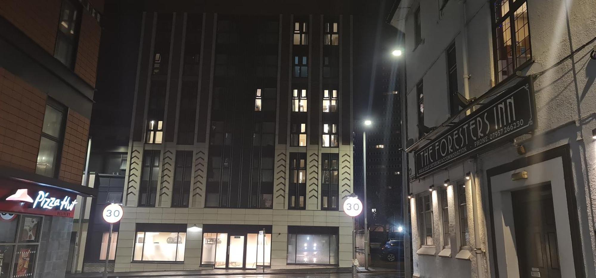 Foresters Inn Apartment - City Centre By Victoria Centre Shopping Centre - Your Own 5 Double Bedrooms Private Apartment With 3 Bathrooms And Full Kitchen To Cook As You Would At Home - Outdoor Parking For Cars Or Vans At Five Pounds A Day Nottingham Værelse billede
